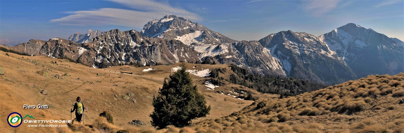 72 Vista sui pascoli fioriti del Monte Campo.jpg